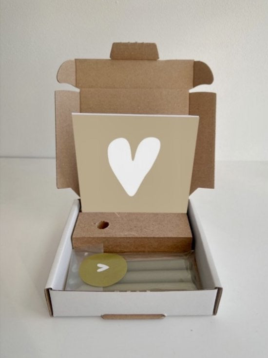 Giftbox met hartje – Lieve attentie met kaarsjes, houten houder & kaart